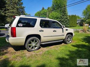 lot 10 image: 2010 Cadillac Escalade. VIN1GYUKBE...