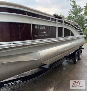 lot 31 image: 2016 Bennington 2375 RSB pontoon bo...