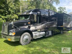 lot 41 image: 1998 International 9200 Eagle toter...