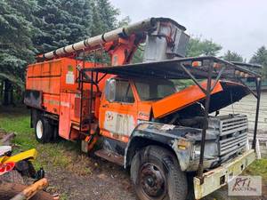 lot 42 image: 1988 Ford F700 bucket truck. VIN1F...
