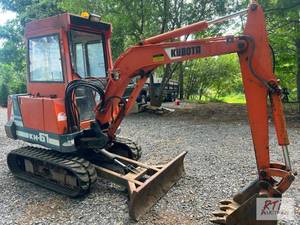 lot 59 image: Kubota KH61 excavator with cab, buc...