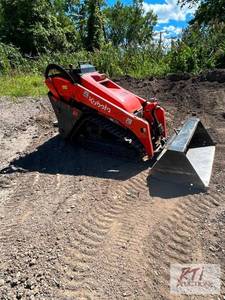 lot 65 image: Kubota SCL 1000 stand-on, mini trac...
