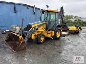 lot 70 image: John Deere 310J backhoe. 5700 hours...
