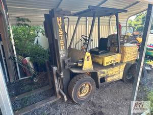 lot 75 image: Hyster H90 forklift. 9,000 lb capac...