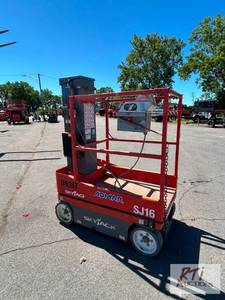 lot 78 image: 2017 Skyjack SJ16 electric, vertica...