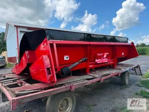 lot 129 image: CASE IH 1063 Corn head. 30IN 6 Row....