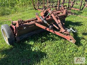 lot 136 image: New Holland 404 hay crimper. Operat...