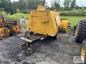 lot 212 image: Tow behind air compressor. In worki...