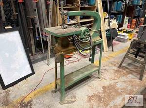 lot 219 image: Delta scroll saw. 5 in blade capaci...