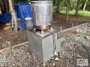 lot 305 image: Propane kettle cook pot with spigot...