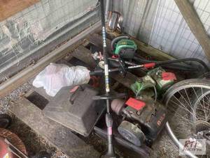 lot 348 image: Lot of chainsaw, leaf blower, 2 eng...