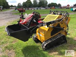 lot 4 image: New AGT MXCRT23 mini skid track loa...