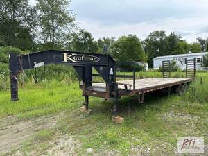 lot 3 image: 2013 Kaufmann 30ft tandem dual axle...