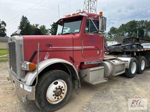 lot 4 image: 1989 Peterbilt 379 day-cab tandem a...