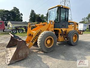 lot 7 image: Hyundai HL730-7A wheel loader, pin-...