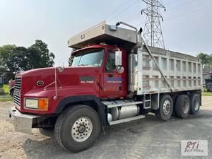 lot 9 image: 2005 Mack CL700 tandem axle dump tr...