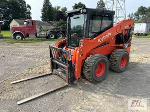 lot 11 image: 2023 Kubota SSV 75 skid loader, pow...