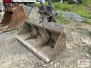 lot 18 image: Mongo 48-inch ditching bucket with ...