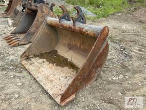 lot 19 image: John Deere 36-inch ditching bucket ...