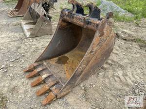 lot 20 image: John Deere 24-inch digging bucket o...