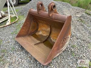 lot 22 image: SEC 42-inch ditching bucket...