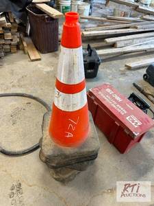lot 75 image: (9) traffic cones with reflectors #...