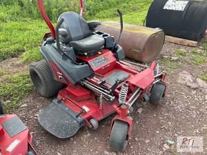 lot 7 image: Ferris ISX2200 commercial zero turn...