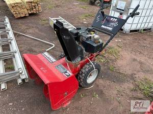 lot 82 image: Snapper 24in walk behind snowblower...
