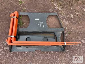 lot 94 image: Pallet forks for mini skid loader w...