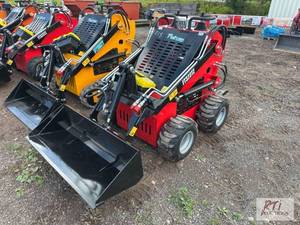 lot 215 image: Future FT323 TZ mini skid loader, 4...