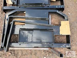 lot 224 image: Pallet forks for mini skid loader w...