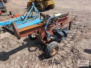 lot 256 image: Agway gas powered log splitter...
