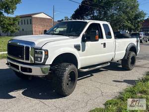 lot 10 image: 2010 Ford F-250 XLT Super Duty S...