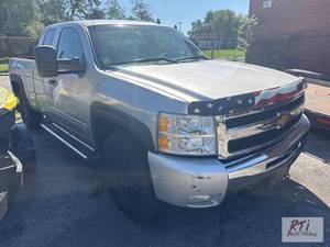 lot 14 image: 2011 Chevrolet Silverado 1500 LT...
