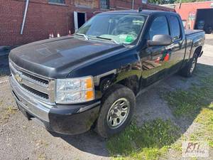 lot 15 image: 2011 Chevrolet Silverado 1500 LS...