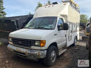 lot 58 image: 2007 Ford Econoline service van. VI...