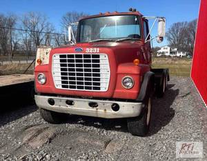 lot 66 image: 1985 Ford LT9000 road tractor. V...