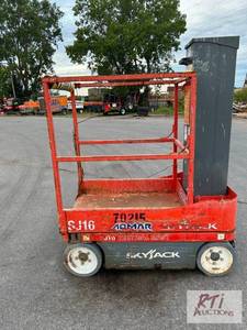 lot 74 image: 2013 Skyjack SJ16 electric man lift...