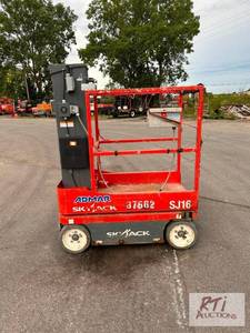 lot 75 image: 2016 Skyjack SJ16 electric man lift...