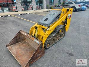 lot 84 image: 2018 Bobcat MT 85 ride-on mini skid...