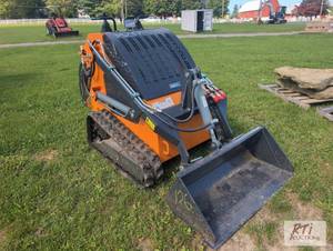 lot 86 image: Mini tracked skid loader with 40in ...