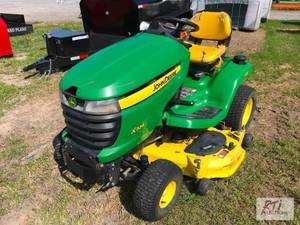 lot 114 image: John Deere X324 lawn tractor with 4...