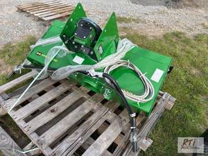 lot 126 image: John Deere 44-inch front-mounted sn...
