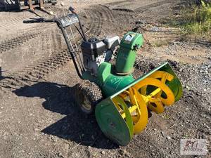 lot 127 image: John Deere 1032 snow blower. Powere...