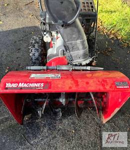 lot 129 image: Yard machine snowblower, operati...