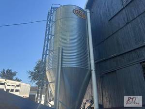 lot 135 image: GSI 9 ton grain bin. Lightly used, ...