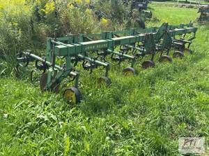 lot 137 image: John Deere ER014 7-row cultivato...