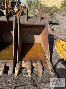 lot 175 image: 30in digging bucket. Came off Komta...