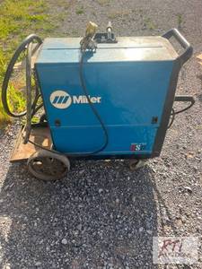 lot 219 image: Miller 251 wleder with 30ft spool g...