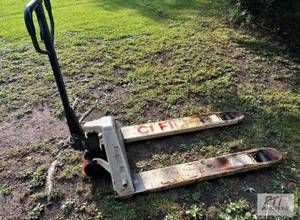 lot 260 image: Pallet jack, operational conditi...